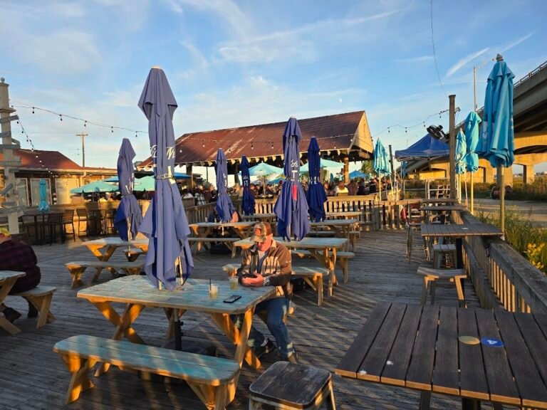 lazy bass bar  grill 4 768x576