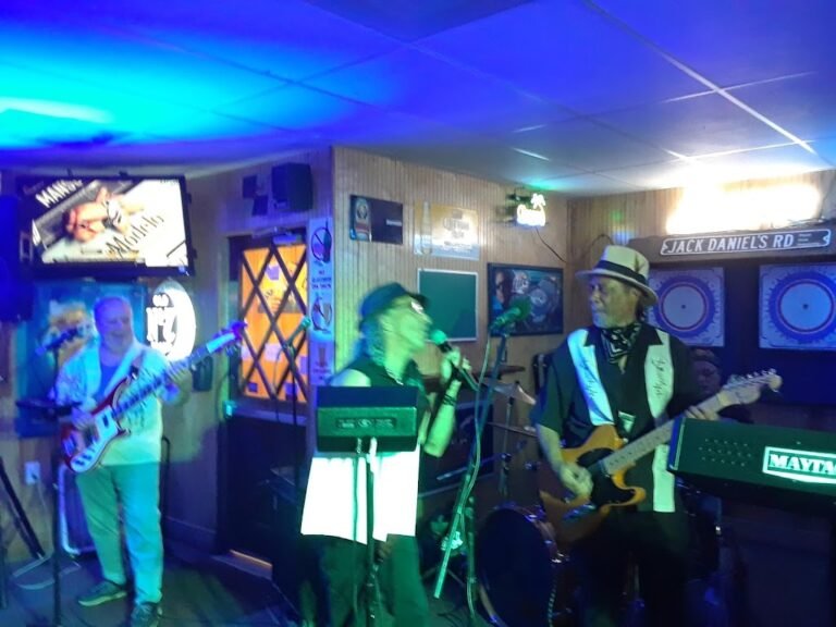 sharkeys sports bar and grill 10 768x576