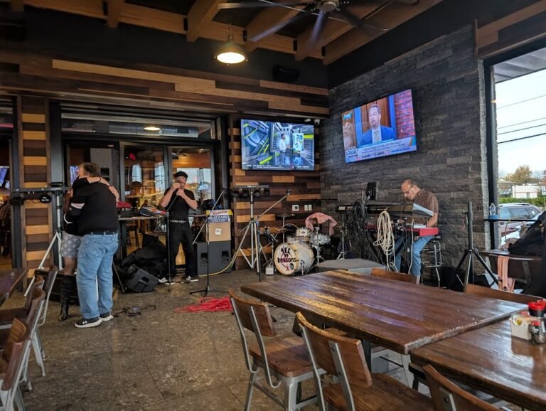 kaminskis bar  grille 2 768x578